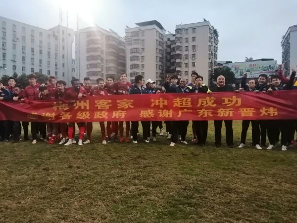 在年夜城市盘桓多年的堂菌鸫美（荣仓奈奈 饰）身心怠倦，她辞失落工作后默默回到老家，与祖母十和相守过活。不外跟着祖母的归天，鸫美从头被抛进孤傲和哀痛当中。某个夜晚，一个中年男人不请自来呈现在鸫美的家中。对方名叫海江田醇（丰川悦司 饰），自称是角岛年夜学哲学系传授，此前一向跟从鸫美的祖母进修印染手艺。他具有老屋子的钥匙，而且全然没有分开的意思。海江田率真正直，且个性毒舌，令鸫美不堪其扰，他乃至四周胡说会和鸫美成婚。但在磕磕绊绊的相处进程中，他们之间的间隔仿佛悄然地缩短了……本片按照西炯子的同名漫画改编。